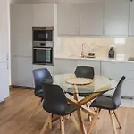 Lovely & Bright Renovated Apt. W/ Balcony In Lagos