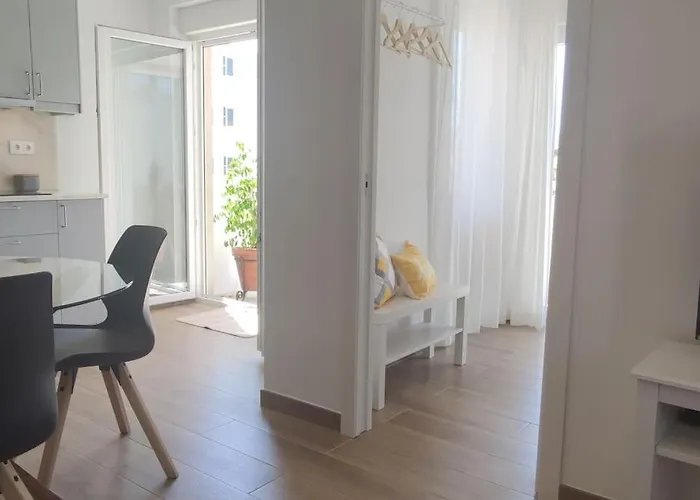 Lovely & Bright Renovated Apt. W/ Balcony In Lagos