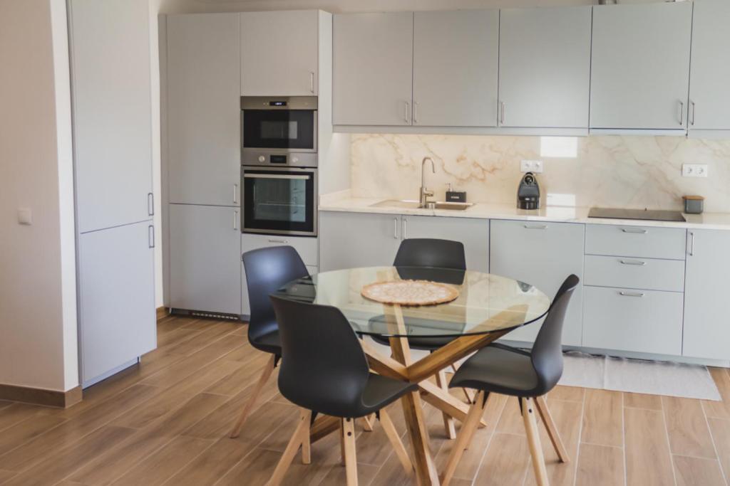 Lovely & Bright Renovated Apt. W/ Balcony In Apartamento